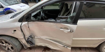 Freni tutmayan otomobilin altında kalmaktan kıl payı kurtuldu: 2 yaralı