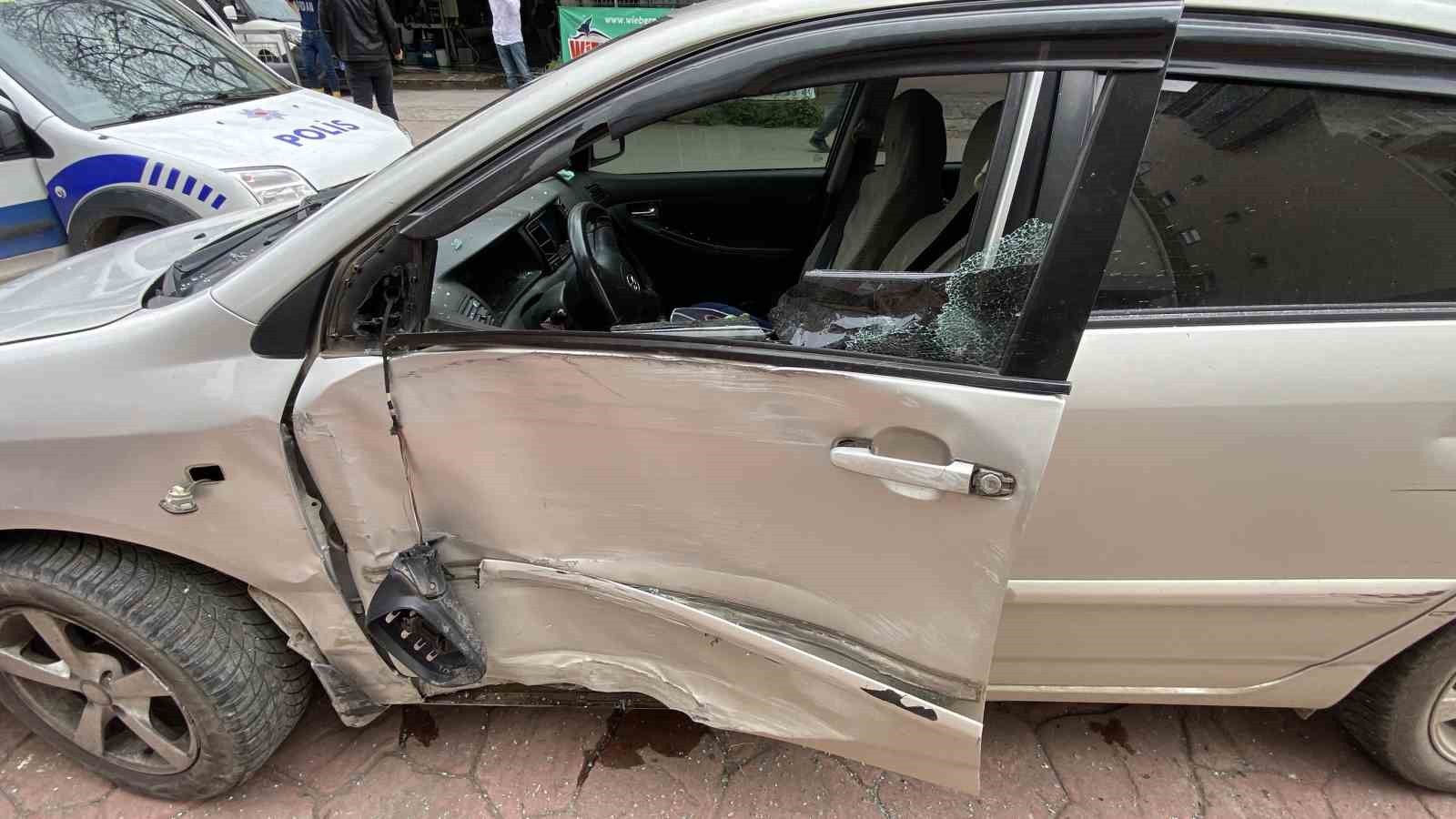 Freni tutmayan otomobilin altında kalmaktan kıl payı kurtuldu: 2 yaralı