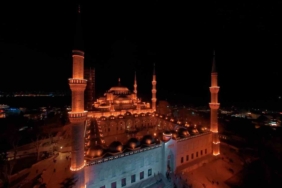 İstanbul’daki camilerde Kadir Gecesi yoğunluğu havadan görüntülendi