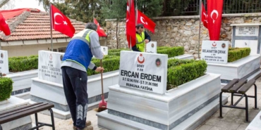 Büyükşehir’den şehitliklerde titiz çalışma