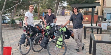 Bisikletleriyle yola çıkan 3 Fransız, İznik’te mola verdi