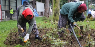 Edremit Belediyesi Ramazan Bayramı öncesi yeşil alanlarda bakım çalışmalarına hız verdi