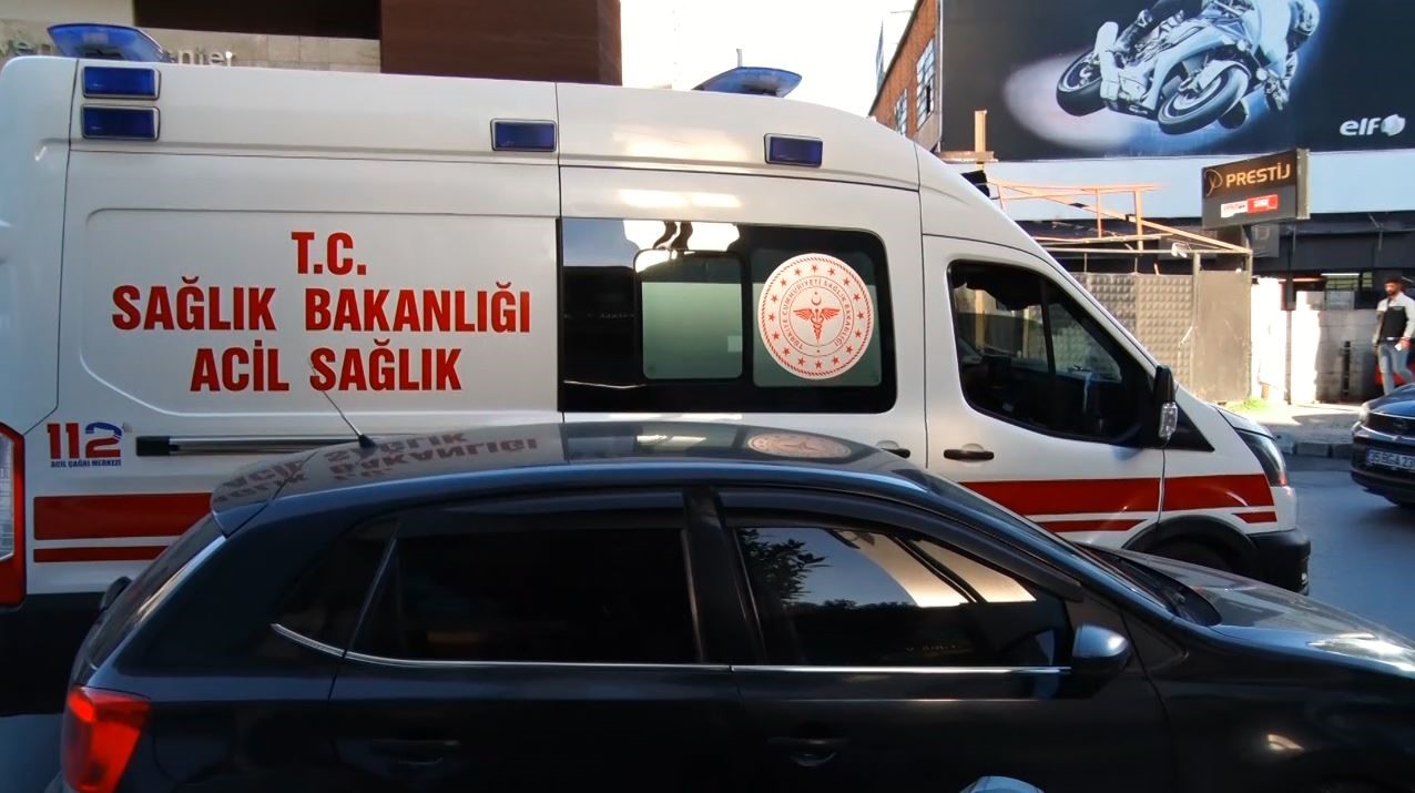 İstanbul trafiği durma noktasına geldi, ambulansın zor anları kameraya yansıdı