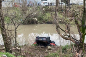 Dereye uçan otomobilin sürücüsü hayatını kaybetti
