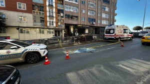 Bayrampaşa’da feci kaza kamerada: Yolun karşına geçen yayaya çarpıp kaçtı, kısa sürede yakalandı