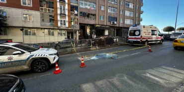 Bayrampaşa’da feci kaza kamerada: Yolun karşına geçen yayaya çarpıp kaçtı, kısa sürede yakalandı