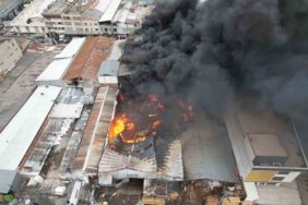 Sakarya’da alevlere teslim olan atölye havadan görüntülendi