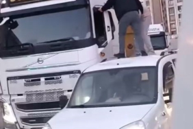 Aracın tavanına çıkıp tırcıyı darbettiler; o anlar kamerada
