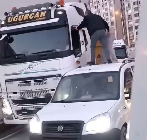 Aracın tavanına çıkıp tırcıyı darbettiler; o anlar kamerada
