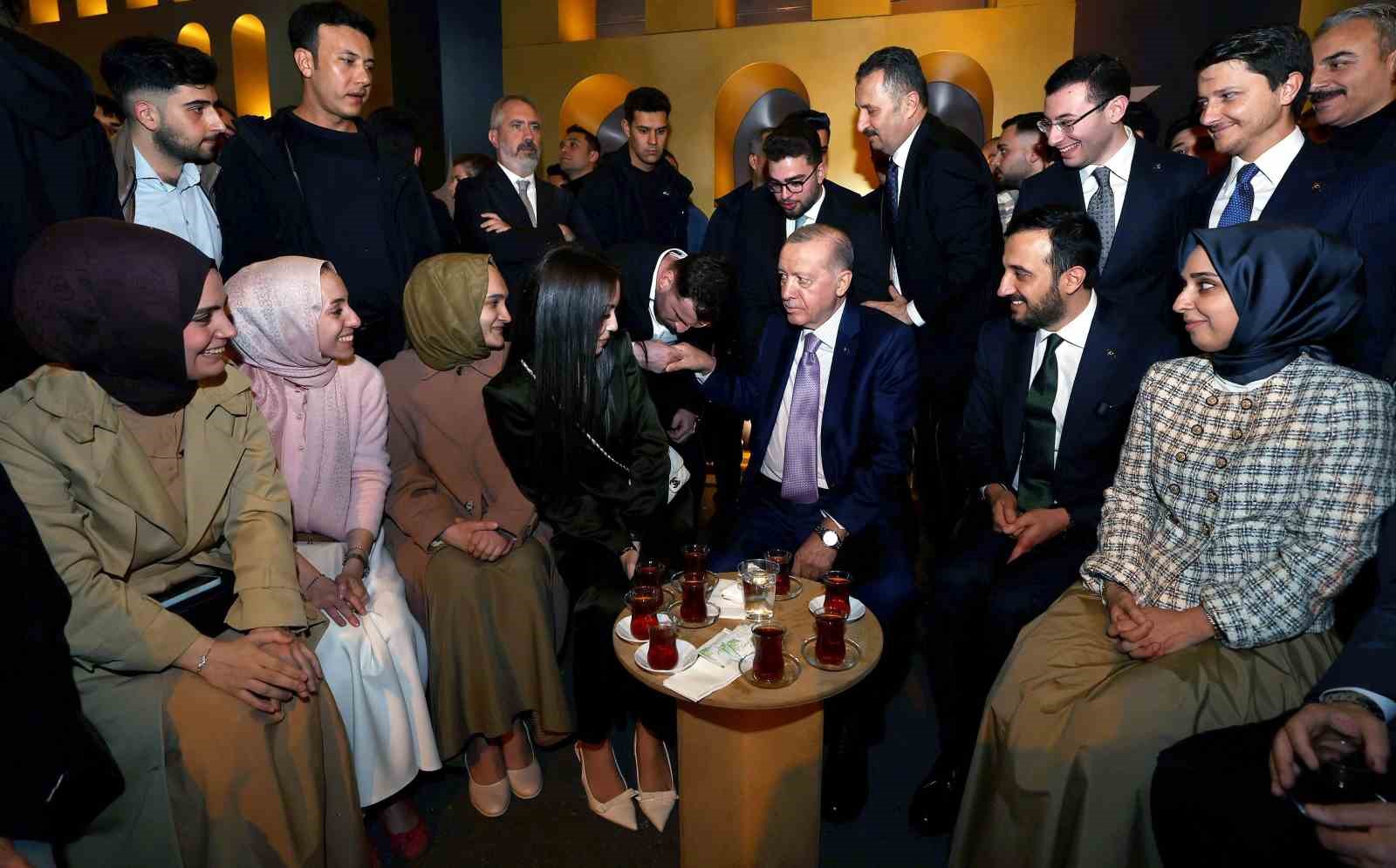 Cumhurbaşkanı Erdoğan, İstanbul’da gençlerle bir araya geldi