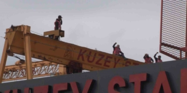 Tuzla tersanede grev: İşçiler kule vince çıktı