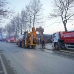 Yangın bölgesinde güvenlik önlemi alan polise saldırı