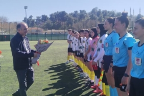 8 Mart’ta kadın hakem ve futbolculara çiçek verildi