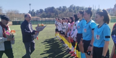 8 Mart’ta kadın hakem ve futbolculara çiçek verildi