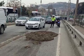 D100’de kamyondan dökülen çamur trafiği altüst etti: 6 bin 584 TL ceza kesildi