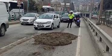 D100’de kamyondan dökülen çamur trafiği altüst etti: 6 bin 584 TL ceza kesildi