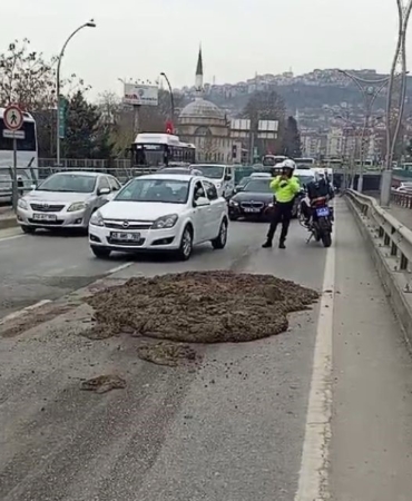 D100’de kamyondan dökülen çamur trafiği altüst etti: 6 bin 584 TL ceza kesildi
