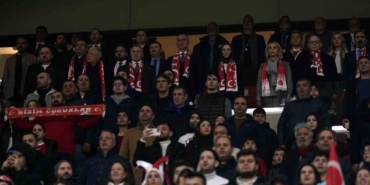 Bakan Bak, milli maçı takip etti