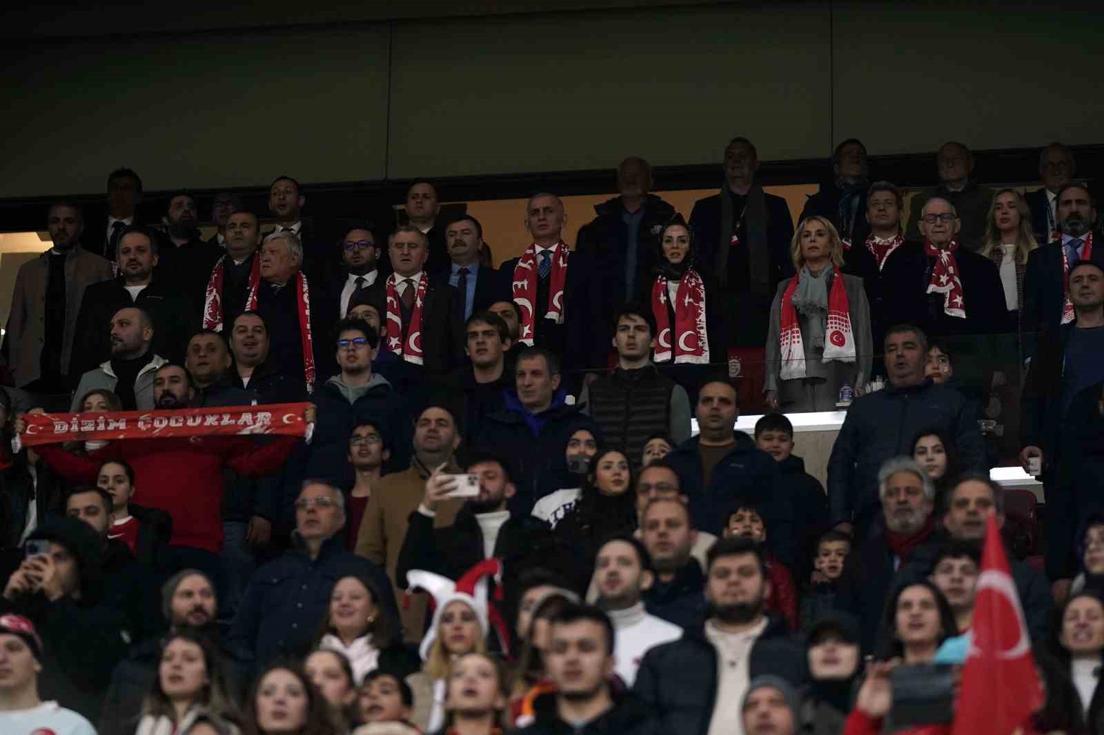 Bakan Bak, milli maçı takip etti