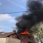 Avcılar’da 4 katlı binanın çatı katı alevlere teslim oldu