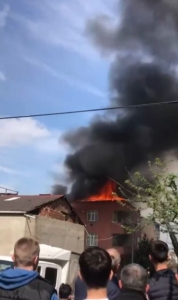 Avcılar’da 4 katlı binanın çatı katı alevlere teslim oldu