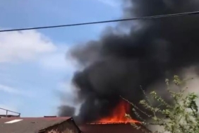 Avcılar’da 4 katlı binanın çatı katı alevlere teslim oldu