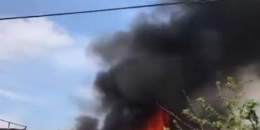 Avcılar’da 4 katlı binanın çatı katı alevlere teslim oldu