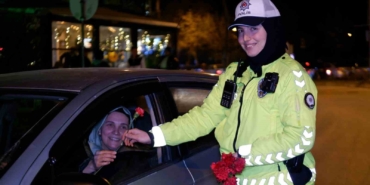 Polis, denetim noktasında kadın sürücülere karanfil hediye etti