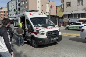 Motosiklet sürücüsü yayaya çarptı