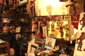 Karagöz ve Hacivat’a ömrünü adadı, gölge oyunlarını gelecek nesillere aktarıyor