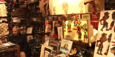 Karagöz ve Hacivat’a ömrünü adadı, gölge oyunlarını gelecek nesillere aktarıyor
