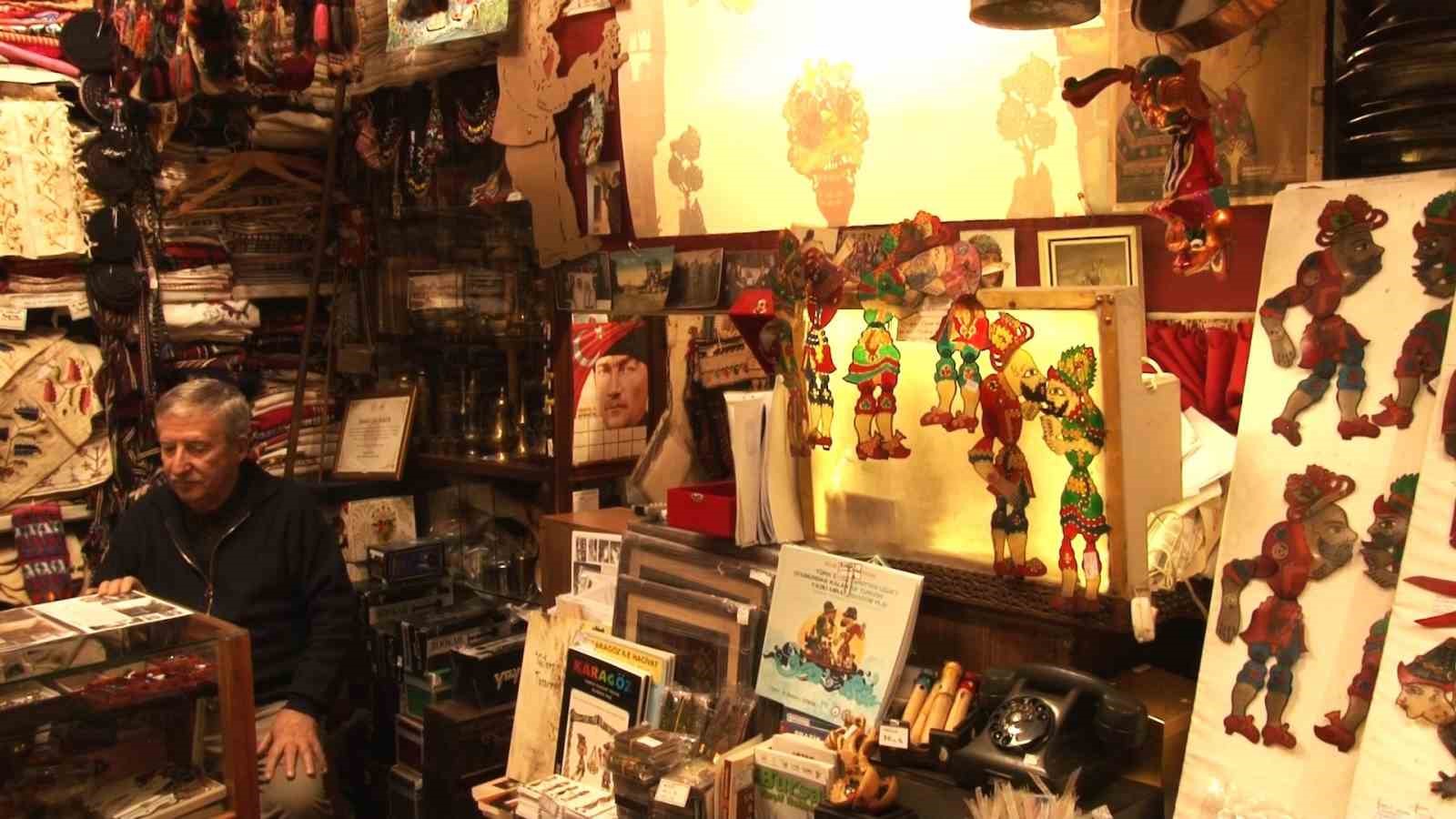 Karagöz ve Hacivat’a ömrünü adadı, gölge oyunlarını gelecek nesillere aktarıyor