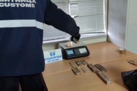 Bulgaristan gümrüğünde tır sürücüsü vücuduna sardığı 14 kilo altınla yakalandı