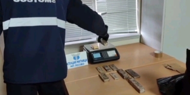 Bulgaristan gümrüğünde tır sürücüsü vücuduna sardığı 14 kilo altınla yakalandı