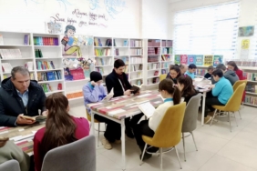Kaymakam Kahraman öğrencilerle kitap okudu
