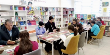 Kaymakam Kahraman öğrencilerle kitap okudu