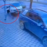 Refleksiyle hayatta kaldı, 2 araç arasında sıkışmaktan zıplayarak kurtuldu: O anlar kamerada