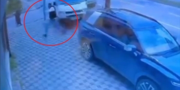 Refleksiyle hayatta kaldı, 2 araç arasında sıkışmaktan zıplayarak kurtuldu: O anlar kamerada