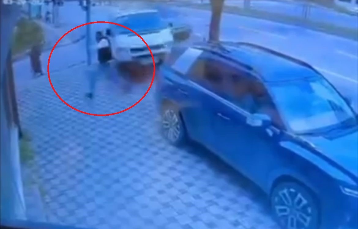 Refleksiyle hayatta kaldı, 2 araç arasında sıkışmaktan zıplayarak kurtuldu: O anlar kamerada