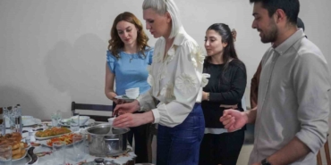 İftar için üniversiteli gençlerin evine konuk oldu