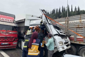 Dört aracın karıştı zincirleme kazada kağıt gibi ezilen kabinden sağ çıktı