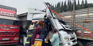 Dört aracın karıştı zincirleme kazada kağıt gibi ezilen kabinden sağ çıktı