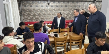 Burhaniye’ de Kaymakam Memiş öğrencilerle iftar yaptı