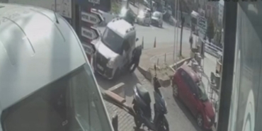 Kazada savrulan hafif ticari araç yayaya çarptı: 1 ölü