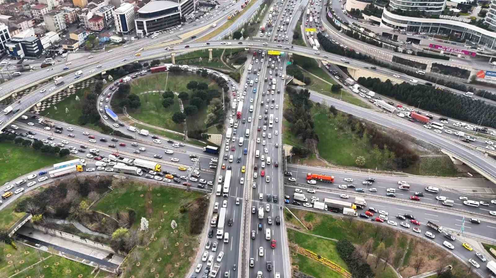 İstanbul’da bayram trafiği havadan görüntülendi, trafik yoğunluğu yüzde 83’e ulaştı