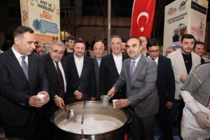 Bakan Kacır, Sultangazi Belediyesi Ramazan çadırını ziyaret etti