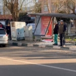 Kontrolü kaybeden sürücü otobüs durağına çarptı