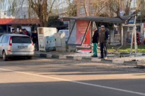 Kontrolü kaybeden sürücü otobüs durağına çarptı