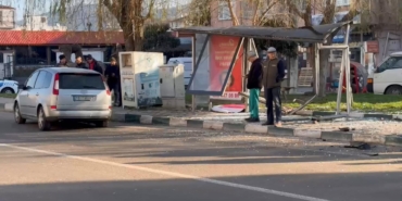 Kontrolü kaybeden sürücü otobüs durağına çarptı