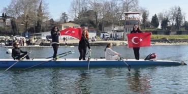 Kadın gazeteciler 8 Mart etkinliğinde kürek çekti